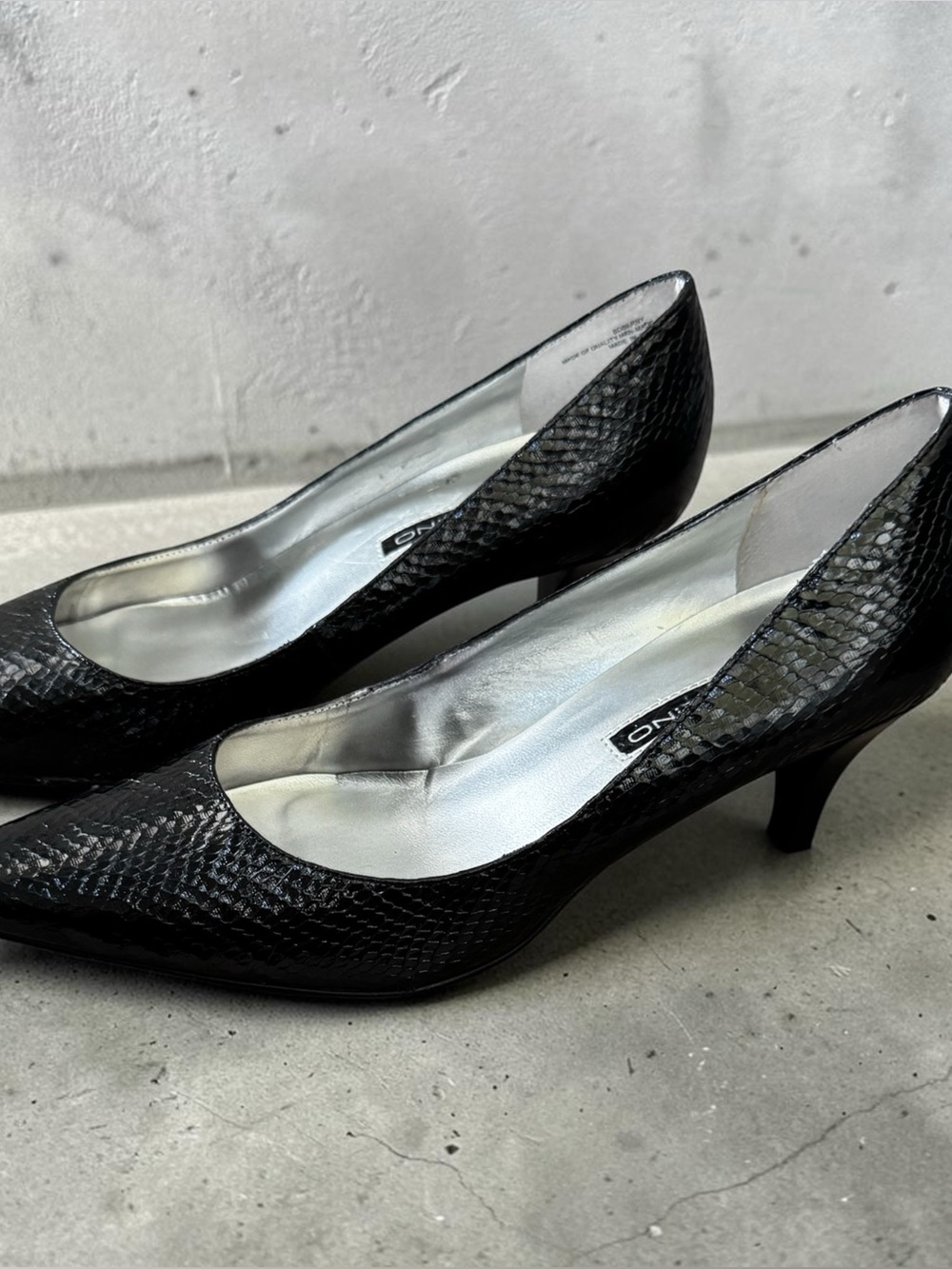 Bandolino Black Textured‎ Pointed-Toe Kitten Heels Size 9